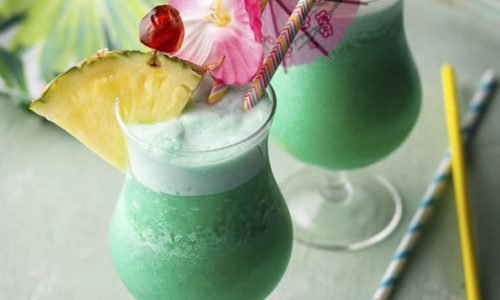 Cóctel blue hawaii fácil de preparar